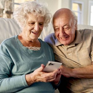 دراسة: كبار السن الذين يستخدمون الهواتف الذكية يعانون من تراجع إدراكي أقل